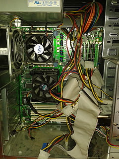 computer, vedligeholdelse, pc, beskadiget computer, kabler, åben computer, teknologi, forbindelse, kabel, indendørs, meddelelse, kompleksitet, ingen mennesker, kontrollere, maskineri, internet, industri, elektronikindustrien, computer netværk, udstyr, tråd, Målestok, netværksserver, måleinstrument, trådløs teknologi, Strømforsyning, elektrisk udstyr, elektrisk komponent, 2K, CC0, offentligt domæne, royaltyfrie