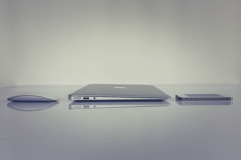 productes de poma, superior, gris, superfície, portàtil, poma, MacBook, ordinador, navegador, recerca, estudiar, escola, negocis, treballar, escriptori, plata, mòbil, telèfon, cap gent, tecnologia, tir de l'estudi, a l'interior, primer pla, endoll de connexió de xarxa, dia, taula, comunicació, tecnologia sense fils, connexió, còpia espai, equips informàtics, natura morta, Ratolí de l'ordinador, telèfon intel·ligent, oficina, dispositiu d’informació portàtil, mobles, telèfon mòbil, teclat, grapadora, 5K