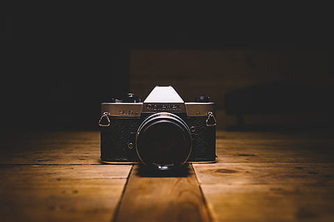 sort, grå, SLR kamera, etage, gammel, kamera, fotografering, kamera - fotografisk udstyr, gammeldags, retro stylet, træ - materiale, antik, fotografering temaer, udstyr, forældet, enkelt objekt, fotografisk udstyr, klassisk, sort farve, kamera film, fotografi, nostalgi, objektiv - optisk instrument, teknologi, indendørs, bord, ingen mennesker, historie, fortiden, stilleben, fotografere, kopiere plads, kreativitet, 4K, CC0, offentligt domæne, royaltyfrie