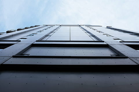 gris, alto, edificio de subida, arquitectura, edificio, infraestructura, rascacielos, torre, acero, cielo, vista de ángulo bajo, estructura construida, exterior del edificio, día, nadie, naturaleza, nube - cielo, altura maxima, al aire libre, metal, modelo, ciudad, edificio de oficinas exterior, ventana, material de vidrio, moderno, oficina, directamente debajo, 4K, CC0, dominio público, libre de derechos