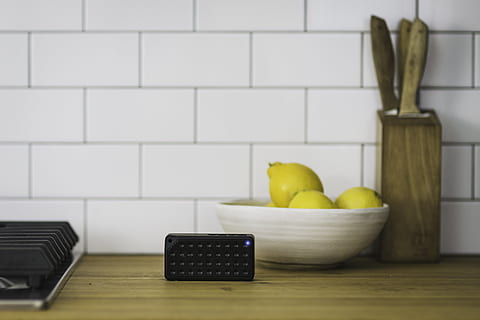 Bluetooth, Černá, mluvčí, elektronický, technologie, hudba, zvuk, přístroj, Domov, interiér, bílý, zeď, Zdravé stravování, ovoce, jídlo, jídlo a pití, blahobyt, jablko - ovoce, uvnitř, nikdo, stůl, domácí místnost, sdělení, nástěnný prvek, počítač, svěžest, absence, stálý život, skupina objektů, domácí interiér, nábytek, 4K, CC0, veřejná doména, bez autorských práv