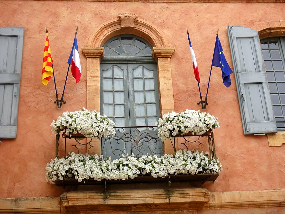 façana, provence, fleuri, primavera, roussillon, Ajuntament, bandera, exterior de l'edifici, estructura construïda, arquitectura, finestra, edifici, planta en test, planta, vista d’angle baix, dia, cap gent, planta amb flors, flor, barri residencial, balcó, funció de construcció de parets, creixement, naturalesa, a l'aire lliure, penjant, caixa de finestra, test de flor, 2K