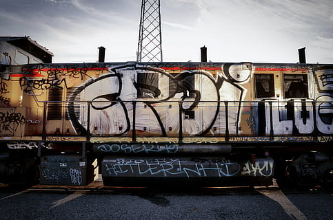 graffiti vonat, vonat, la, falfirkálás, szállítás, építészet, nem ember, vasúti szállítás, művészet és kézművesség, nap, szöveg, szállítási mód, ég, vágány, vasúti pálya, vonat - jármű, kreativitás, épített szerkezet, szabadban, természet, utazás, fém, shunting udvar, 4K, CC0, közkincs, jogdíjmentes