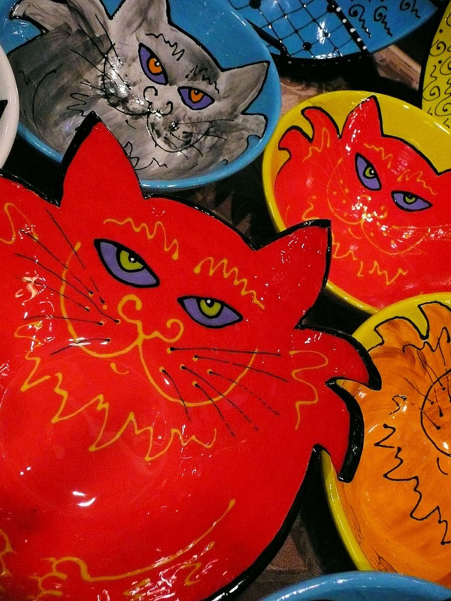 gatti, ceramica, piatti, opera d'arte, dipinto, manufatto, Capodanno cinese, rosso, arte e artigianato, culture, avvicinamento, nessuno, rappresentazione, creatività, mestiere, in casa, celebrazione, in vendita, multicolore, rappresentazione umana, Festival, sfondi, giorno, 2K