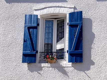 bygning, vindue, arkitektur, facade, hjem, glas, gammelt vindue, væg, lukker, blå, historisk, romantisk, sten-, bygning udvendig, bygget struktur, dag, natur, blomst, ingen mennesker, blomstrende plante, sollys, udendørs, plante, boligområde, murbygningsfunktion, skygge, potteplante, hus, vindues boks, blomsterkrukke, vinduesramme, 2K, CC0, offentligt domæne, royaltyfrie