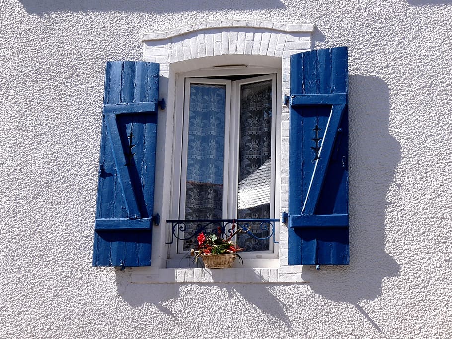 bygning, vindue, arkitektur, facade, hjem, glas, gammelt vindue, væg, lukker, blå, historisk, romantisk, sten-, bygning udvendig, bygget struktur, dag, natur, blomst, ingen mennesker, blomstrende plante, sollys, udendørs, plante, boligområde, murbygningsfunktion, skygge, potteplante, hus, vindues boks, blomsterkrukke, vinduesramme, 2K