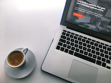 Macbook Pro, Laptop, Computer, Geschäft, Technologie, Notizbuch, Kaffeetasse, Bloggen, Vernetzung, Internet, Büro, kabellose Technologie, Computer Tastatur, Kaffee trinken, Kommunikation, Getränk, Essen und Trinken, Kaffee, Verbindung, Tasse, Becher, Erfrischung, Tastatur, Computerausrüstung, Tabelle, keine Leute, Nahansicht, Geschirr, Online Banking, silberfarben, 4K, CC0, gemeinfrei, lizenzfrei