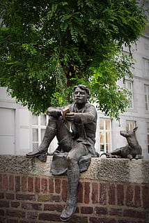 Skulptur, Bronze-, Bücherwurm, Mensch, Statue, Kunst, Ausstellung, Kunstwerk, Metall, Wand, Baum, haud, scheinen, Blechkunst, Buch, Blatt, moderne Kunst, Reflexion, Metallkunst, die Architektur, Pflanze, Kunst und Handwerk, Darstellung, gebaute Struktur, männliche Ähnlichkeit, menschliche Darstellung, Tag, Gebäudehülle, keine Leute, Kreativität, Natur, draußen, weibliche Ähnlichkeit, die Vergangenheit, 2K, CC0, gemeinfrei, lizenzfrei