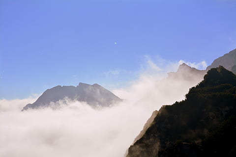 núvols, muntanyes, paisatge, núvol, cel, paisatge de muntanya, carega, Itàlia, muntanya, escenics, naturalesa, a l'aire lliure, boira, bellesa a la natura, escenics - natura, Serra, núvol - cel, medi ambient, escena tranquil·la, tranquil·litat, viatjar, terra, blau, cap gent, cim de muntanya, còpia espai, cràter volcànic, a dalt, 5K, CC0, domini públic, lliure de regalies