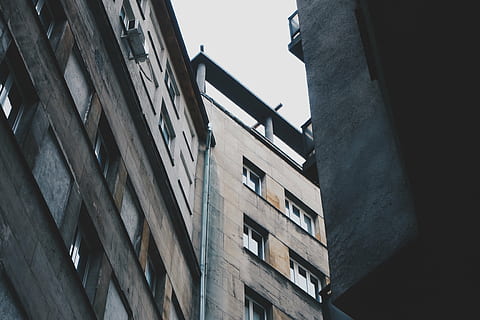 edificios, ventanas, arquitectura, exterior del edificio, estructura construida, vista de ángulo bajo, edificio, ventana, ciudad, nadie, día, cielo, naturaleza, cielo limpio, al aire libre, Distrito residencial, altura maxima, torre, en una fila, luz del sol, oficina, vida en la ciudad, 4K, CC0, dominio público, libre de derechos
