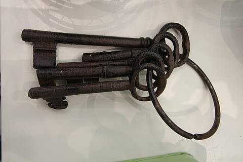 Schlüssel, Schlüsselbund, alt, rostig, Eisen, verrostet, keine Leute, drinnen, Metall, Stillleben, Nahansicht, Tabelle, Holz - Material, Ausrüstung, Sicherheit, Bodenbelag, gestalten, Geschichte, Wandbau - Funktion, Verbindung, Antiquität, die Vergangenheit, 5K, CC0, gemeinfrei, lizenzfrei