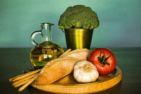 ceba, tomàquet, ampolla, oli, bròquil, pa, All, verdures, menjar, natura morta, pacte, menjar i beguda, frescor, alimentació saludable, a l'interior, vegetals, cap gent, primer pla, llest per menjar, dia, benestar, taula, fruita, espècia, ingredient, contenidor, tir de l'estudi, grup d'objectes, 5K, CC0, domini públic, lliure de regalies