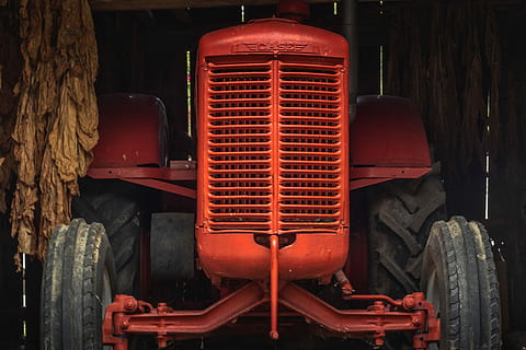 trator, Fazenda, celeiro, dentro, dentro de casa, rural, tabaco suspenso, a parte dianteira, equipamento, transporte, vintage, ninguém, vermelho, ao ar livre, dia, fechar-se, motor de fogo, modo de transporte, metal, veículo terrestre, indústria, máquinas, trem - veículo, caminhão, veículo motorizado, trem, roda, o negócio, Transporte ferroviário, equipamento industrial, 1080P, CC0, domínio público, royalty free
