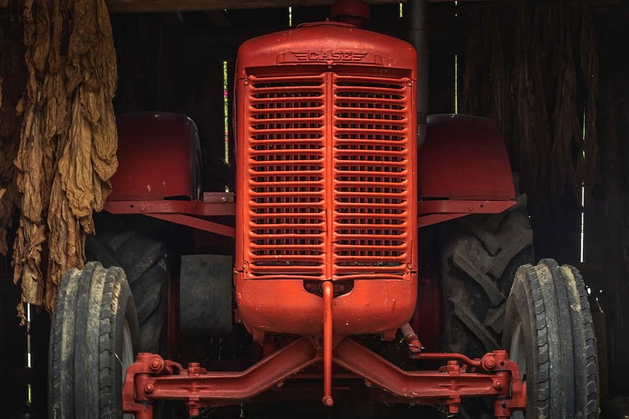 traktor, gård, lade, inde, indendørs, landdistrikterne, hængende tobak, forreste ende, udstyr, transportmidler, årgang, ingen mennesker, rød, udendørs, dag, tæt på, brandbil, transportform, metal, land køretøj, industri, maskineri, tog - køretøj, lastbil, motor køretøj, tog, hjul, forretning, jernbanetransport, industrielt udstyr, 1080P