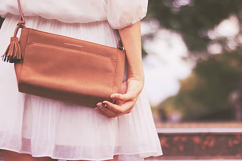 schwarz, Leder Quaste Umhängetasche, Leder, Quaste, crossbody, Tasche, Frau, Frauen, Menschen, eine Person, halten, draußen, kaukasischer Abstammung, Erwachsene, Mode, Eleganz, Mittelteil, Fokus auf den Vordergrund, Tag, Stehen, echte Menschen, menschliche Hand, Lebensstile, Legere Kleidung, menschliches Körperteil, Hand, Kleidung, Freizeitbeschäftigung, Tragen, 1080P, CC0, gemeinfrei, lizenzfrei