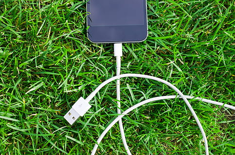 kabel, verbinding, gras, technologie, mobiele telefoon, apparaat, elektronica, milieu, uitrusting, groen, grond, groei, mobiel, modern, voorwerp, buitenshuis, telefoon, plastic, plug, portable, scherm, wit, draad, groene kleur, fabriek, communicatie, veld-, natuur, hoge hoekmening, land-, geen mensen, dag, witte kleur, Draadloze technologie, detailopname, teken, kunst cultuur en entertainment, blanco, 5K, CC0, publiek domein, royaltyvrij