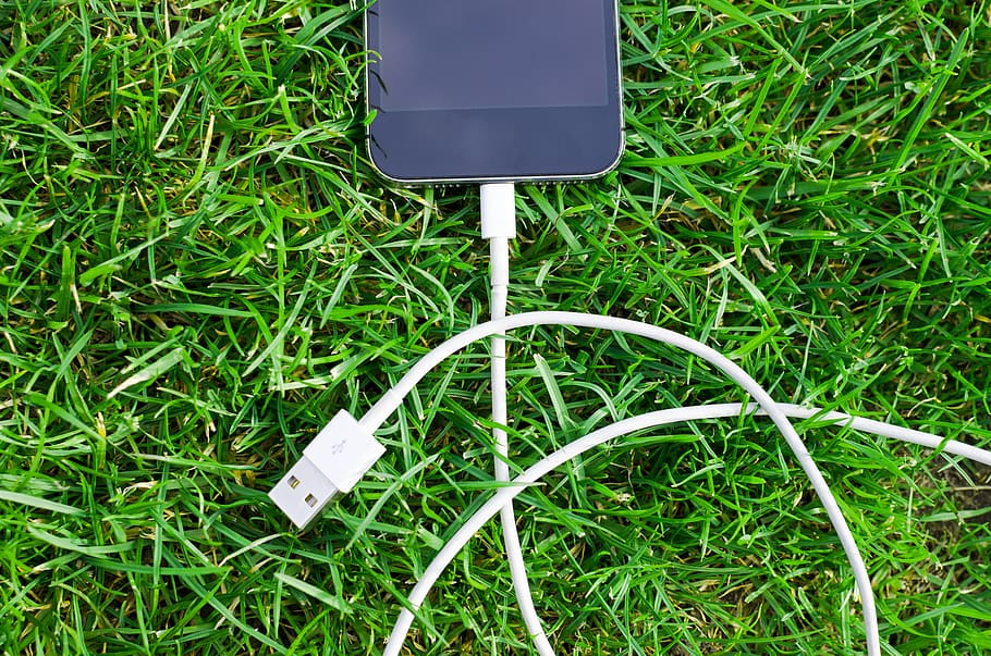 kabel, forbindelse, græs, teknologi, mobiltelefon, apparat, elektronik, miljø, udstyr, grøn, jord, vækst, mobil, moderne, objekt, udendørs, telefon, plast, prop, transportabel, skærm, hvid, tråd, grøn farve, plante, meddelelse, Mark, natur, høj vinkel visning, ingen mennesker, dag, hvid farve, trådløs teknologi, tæt på, skilt, kunstkultur og underholdning, blank, 5K