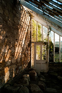 buit, abandonat, casa, durant el dia, marró, lot de pedra, endins, blanc, negre, traster, porta, finestra, maó, paret, pedra, arquitectura, estructura construïda, a l'interior, cap gent, dia, vell, edifici, espatllat, obsoleta, aixafar, declivi, resistent, deteriorament, trencat, història, mal estat, arruïnat, desordenat, sostre, columna arquitectònica, 2K, CC0, domini públic, lliure de regalies