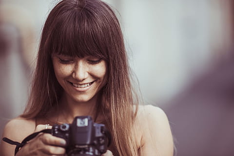 selektiv, fokus fotografering, smilende, kvinde, bedrift, kamera, leder, billede dslr kamera, selektiv fokusering, fotografering, billede, dslr kamera, kamera - fotografisk udstyr, Kvinder, fotograf, hunner, mennesker, en person, ung voksen, fotografere, kaukasisk etnicitet, voksen, fotografering temaer, livsstil, unge kvinder, portræt, afslappet tøj, glad, skønhed, kun en kvinde, lykke, indendørs, kun kvinder, kun voksne, hobbyer, smuk, brunt hår, kun en ung kvinde, teknologi, smuk kvinde, aktivitet, forfra, hovedskud, emotion, frisure, filme, pandehår, 2K, CC0, offentligt domæne, royaltyfrie