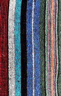 mehrfarbig, Vertikale, gestreift, Textil-, Textur, Mexikaner, Farben, Muster, Design, Stammes-, Stoff, Hand, aztekisch, gebürtig, drucken, Hintergründe, Mode, abstrakt, Material, Vollbild, Nahansicht, keine Leute, texturiert, drinnen, wolle, Blau, Kleidung, Variation, gewebte, Wahl, in einer Reihe, Kunst und Handwerk, Markt, Verkauf, Verkaufsdisplay, 2K, CC0, gemeinfrei, lizenzfrei