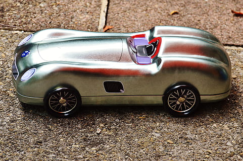 auto, stříbrný, list, box, závodní auto, úložný prostor, cookie jar, plechovka, způsob dopravy, pozemního vozidla, přeprava, motorové vozidlo, retro stylu, Historické auto, autíčko, nikdo, hračka, den, kov, stacionární, ulice, sběratelské auto, vysoký úhel pohledu, venku, lesklý, konvertibilní, stříbrné barvy, luxus, 5K, CC0, veřejná doména, bez autorských práv