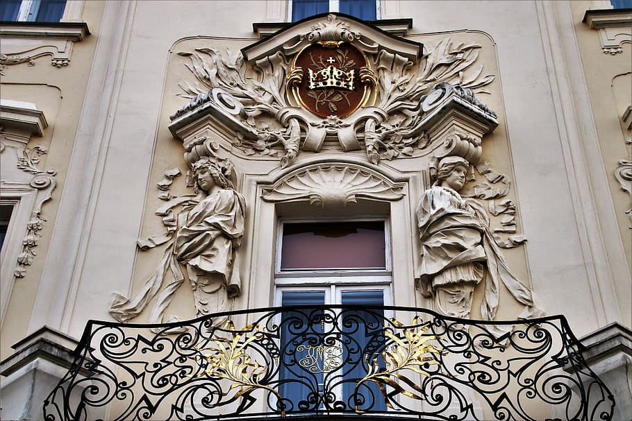 černé ocelové zábradlí, balkón, okno, zdobení, architektura, umění, sochařství, styl, erb, koruna, budova, fasáda, starý, antický, historický, památník, klasický, omítka, starožitností, ornament, stavba, exteriér budovy, nízký úhel pohledu, nikdo, vyšperkovaný, den, zastoupení, minulost, Dějiny, vzor, umění a řemesla, vchod, město, lidské zastoupení, design, řezbářství - řemeslný výrobek, destinace, tepané železo, 5K