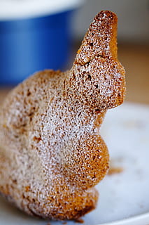 haas, paashaas, biscuitgebak, gebakje, Pasen, de lente, dier, figuur, gebakken, gebakjes, koffie drinken, paaskoffie, gelukkig Pasen, douane, gewoonte, eten en drinken, voedsel, detailopname, versheid, zoet eten, binnenshuis, aflaat, toetje, stilleven, klaar om te eten, focus op de voorgrond, zoet, brood, plak, verleiding, geen mensen, bord, bruin, cake, tussendoortje, Frans voedsel, bruin brood, 5K, CC0, publiek domein, royaltyvrij
