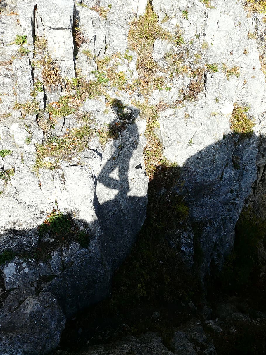 hispà, humà, joc d'ombres, ombra, persona, llum, silueta, rock, correr, anar, descens, senderisme, divertit, mascles, fotògraf, director de fotografia, fotografia, rèplica, dia, a l'aire lliure, naturalesa, cap gent, primer pla, rock - object, sòlid, planta, creixement, arbre, textura, formació de roca, activitat d'oci, terra, llum solar, unió, bellesa a la natura, centrar-se en l'ombra, 2K