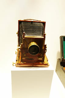 Kamera, Antiquität, altes Zeug, Retro-Stil, Fotografie-Themen, Technologie, Kunst, Kultur und Unterhaltung, keine Leute, Kamera - Fotoausrüstung, drinnen, Nahansicht, alt, einzelnes Objekt, Studioaufnahme, die Vergangenheit, Geschichte, Ausrüstung, Musik-, Nostalgie, Fotoausrüstung, Stillleben, 4K, CC0, gemeinfrei, lizenzfrei