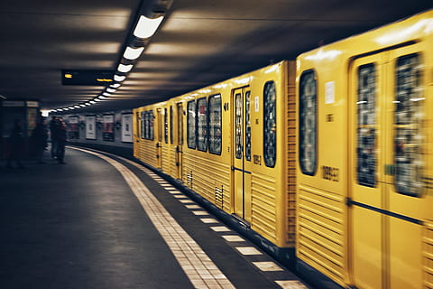 sti, tog, station, mennesker, mand, ride, transportmidler, gul, mørk, nat, offentlig transport, transportform, jernbanetransport, arkitektur, undergrundsbane, metrostation, metrostationen, tog - køretøj, metro platform, indendørs, rejse, bevægelse, belyst, passagertog, by, sløret bevægelse, forlader, lys, loft, 5K, CC0, offentligt domæne, royaltyfrie