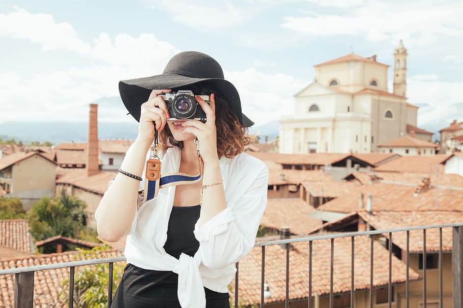 móda, osoba, žena, Fotoaparát, analogové kamery, neformální, dslr, výzbroj, fotograf, fotografování, fotit, turista, jedna osoba, architektura, fotografická témata, exteriér budovy, stavba, mladého dospělého, fotoaparát - fotografické vybavení, stojící, skutečných lidí, Mladá žena, den, volnočasové aktivity, technologie, nebe, aktivita, město, focení, životního stylu, Příroda, účes, venku, 5K