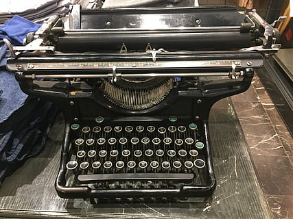 error de tipografía, máquina de escribir, tipografía, estilo retro, tecnología, vista de alto ángulo, antiguo, maquinaria, de cerca, adentro, el pasado, metal, comunicación, término análogo, nadie, número, texto, historia, carta, mesa, 2K, CC0, dominio público, libre de derechos