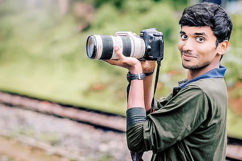 osoba, trzymać, czarny, canon eos dslr camera, aparat fotograficzny, kanon, mężczyźni, styl, dorosły, fotografia, obiektyw, profesjonalny, zdjęcie, obrazek, sprzęt, projekt, dslr, fotograf, strzelać, moda, kolorowy, portret, cyfrowy, technologia, Natura, Las, Zielony, tor, mężczyzna, na wolnym powietrzu, styl życia, ludzie, szczęście, uśmiech, młody, szczęśliwy, czynność, podróż, wycieczka, wolny czas, aparat fotograficzny - sprzęt fotograficzny, tematy fotograficzne, tylko jeden człowiek, tylko mężczyźni, tylko dla dorosłych, fotografowanie, piękni ludzie, jedna osoba, młody dorosły, zawód, przystojny, uśmiechnięty, patrząc na aparat, młodzi mężczyźni, sprzęt fotograficzny, nowoczesny, aparat cyfrowy, dłoń, filmowanie, 5K, CC0, domena publiczna, darmowe zdjęcia