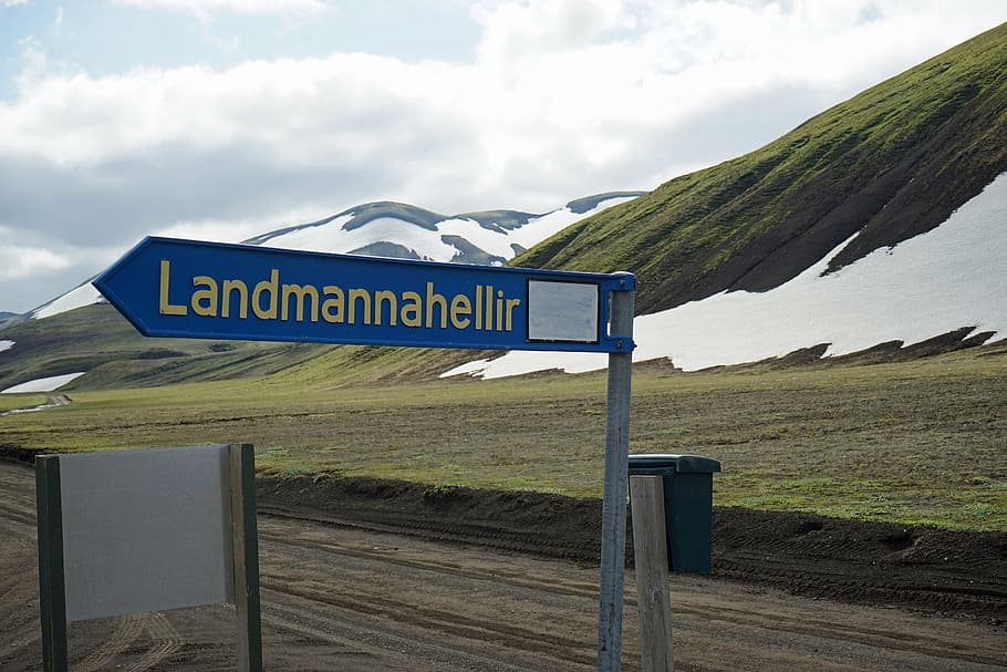 landmannahellir, Islandia, escut, cel, text, muntanya, núvol - cel, comunicació, naturalesa, paisatge, guió occidental, medi ambient, informació, dia, cap gent, terra, signe, signe d'informació, herba, camp, carretera, a l'aire lliure, escena no urbana, 5K
