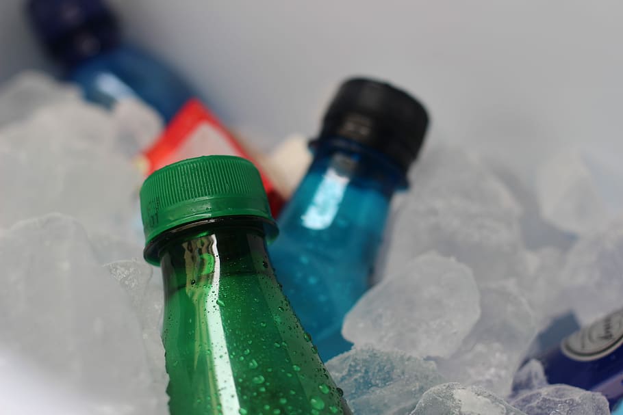 nápoje, ledově studený, zima, léto, led, Studený, letní, pití, láhev, detail, zaměřit se na popředí, nikdo, studená teplota, uvnitř, zelená barva, kontejner, voda, Příroda, plastický, stálý život, průhledný, den, selektivní zaměření, pivní lahev, pokles, 5K