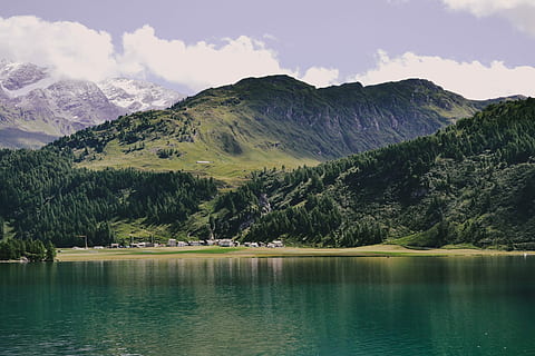 impressione, montagna, corpo, acqua, lago, foresta, nube, montanaro, sfondo della natura, verde, natura, Svizzera, viaggio su strada, Paese delle meraviglie, scenics - natura, bellezza nella natura, scena tranquilla, la tranquillità, cielo, lungomare, nuvola - cielo, scena non urbana, idilliaco, catena montuosa, albero, nessuno, pianta, giorno, ambiente, all'aperto, picco di montagna, 2K, CC0, dominio pubblico, privo di copyright