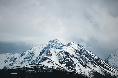 peisaj fotografie, lanțuri muntoase, de munte, acoperit, zăpadă, noros, cer, timpul zilei, Munte, nor, aburi, ceaţă, copac, pădure, natură, în aer liber, rece, iarnă, dispozitie, stâncos, tapet, fundal, stoc, alaska, albastru, minim, temperatura rece, un munte acoperit de zăpadă, frumusețe în natură, scenice - natura, nor - cer, mediu inconjurator, nici o persoana, varf de munte, peisaj, destinații de călătorie, sportiv, maiestuos, liniște, ninsorile, 5K, CC0, domeniu public, fără drepturi de autor