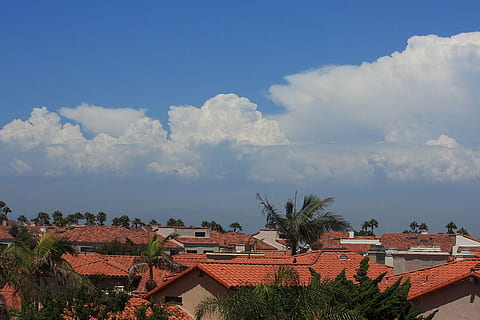 nori, cumulus, natură, cer, albastru, california, roșu, lut, exteriorul clădirii, arhitectură, casă, construită, în aer liber, zi, clădire, nor - cer, acoperiş, copac, zonă rezidențială, plantă, vedere în unghi mare, nici o persoana, oraș, țiglă, lumina soarelui, townscape, 720P, CC0, domeniu public, fără drepturi de autor