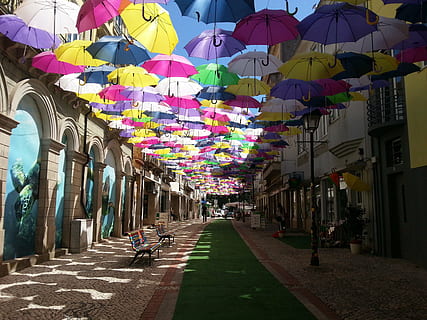 Schatten, Sol, Sommer-, Licht, Himmel, die Architektur, mehrfarbig, gebaute Struktur, Gebäudehülle, Stadt, Richtung, der Weg nach vorn, echte Menschen, zufällige Menschen, Straße, Tag, Gruppe von Leuten, Regenschirm, Gebäude, Lebensstile, Erwachsene, Fußweg, Frau, Männer, Dekoration, abnehmende Perspektive, draußen, 2K, CC0, gemeinfrei, lizenzfrei