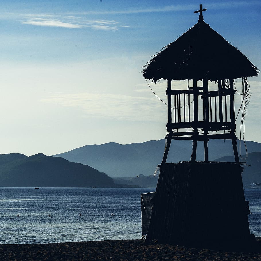 foto de la silueta, fusta, casa de guarda, badia, platja, núvols, paisatge, torre de salvavides, muntanyes, naturalesa, a l'aire lliure, escènic, mar, paisatge marí, vora del mar, Riba, cel, aigua, arquitectura, muntanya, estructura construïda, cap gent, bellesa a la natura, torre, terra, tranquil·litat, dia, escena tranquil·la, núvol - cel, exterior de l'edifici, escenics - natura, 2K