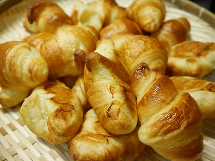 pa, croissant, esmorzar, menjar i beguda, menjar, fleca, menjar francès, gran grup d'objectes, frescor, primer pla, natura morta, al forn, cap gent, a l'interior, llest per menjar, vista d’angle alt, marró, benestar, abundància, indulgència, centrar-se en primer pla, alimentació saludable, berenar, temptació, safata, menjar xinès, 1080P, CC0, domini públic, lliure de regalies