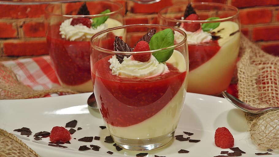 tres, desert, gots de vidre, pudding, pudim de vainilla, gerds, marca de gerds, postres, llet, plat dolç, dolç, crema, xocolata, menjar, benefici de, decoració, producte de llet, fruites, vaixells, deco, color, vidre, deliciós, menjar i beguda, beure, copa, refresc, alcohol, cap gent, vermell, temperatura de fred, primer pla, a l'interior, fruita, equipament per a la llar, alimentació saludable, frescor, fruites de baies, menjar dolç, taula, llest per menjar, maduixa, herba, còctel, fulla de menta - culinària, decorar, temptació, 5K
