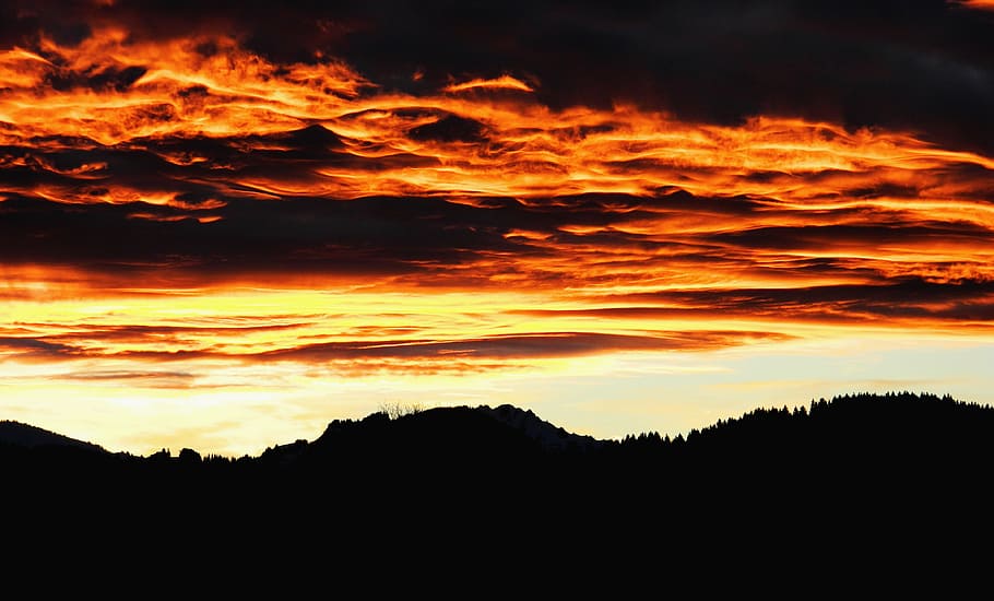 posta de sol, muntanyes, abendstimmung, paisatge, cel, sol, resplendor, naturalesa, ombra, calor, vermell, núvols, humor, tarda, atmosfera, taronja, vista, amor, colorit, silueta, bellesa a la natura, escenics - natura, color taronja, tranquil·litat, escena tranquil·la, núvol - cel, cap gent, escena no urbana, arbre, medi ambient, idíl·lic, cel dramàtic, muntanya, a l'aire lliure, planta, fosc, pi, 4K
