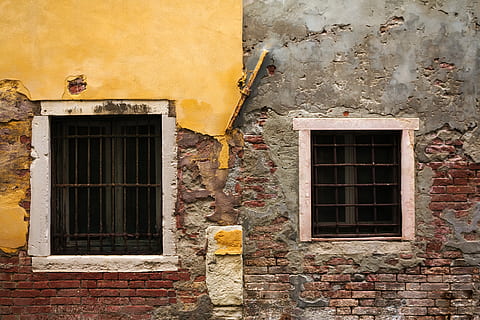 dos, negro, parrillas de ventana de acero, gris, marrón, hormigón, edificio, ventanas, ventana, piedra, ladrillo, barras, antiguo, pintar, peladura, amarillo, Italia, pared, arquitectura, exterior del edificio, estructura construida, nadie, Distrito residencial, pared - característica de la construcción, día, casa, al aire libre, erosionado, puerta, cerrado, vista de ángulo bajo, Entrada, ciudad, marco de la ventana, 5K, CC0, dominio público, libre de derechos