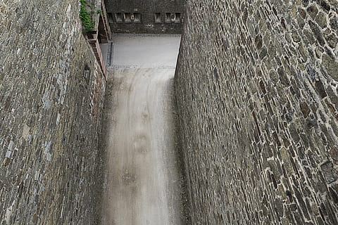 hrad, kopat, hradní příkop, impozantní, rostlina, zdůvodnit, zdivo, historicky, architektura, pevnost, kámen, val, budova, den, nikdo, Příroda, voda, stavba, venku, pohyb, tekoucí voda, vysoký úhel pohledu, exteriér budovy, strom, dlouhé expozice, vodopád, vodní energie, přeprava, zeď, růst, tekoucí, 4K, CC0, veřejná doména, bez autorských práv