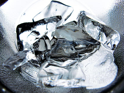 is, vann, glass, kald, drikke, forfriskning, sommer, sunn, våt, isterning, kaldtemperatur, frossen, nærbilde, mat og Drikke, innendørs, ingen folk, husholdningsutstyr, drikkeglass, friskhet, gjennomsiktig, stilleben, glass - materiale, selektiv fokusering, smelte, renhet, 4K, CC0, offentlig domene, opphavsrett gratis
