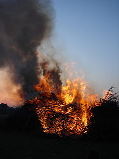 ild, lejrbål, flamme, brænde, firelight, varme, brand - naturligt fænomen, brænding, varme - temperatur, røg - fysisk struktur, helvede, rød, fare, brændt, natur, ødelæggelse, ingen mennesker, miljøskader, miljøspørgsmål, skovbrand, ulykker og katastrofer, jord, miljø, bål, ikke-urbane scene, glødende, forurening, træ, udendørs, luftforurening, 2K, CC0, offentligt domæne, royaltyfrie