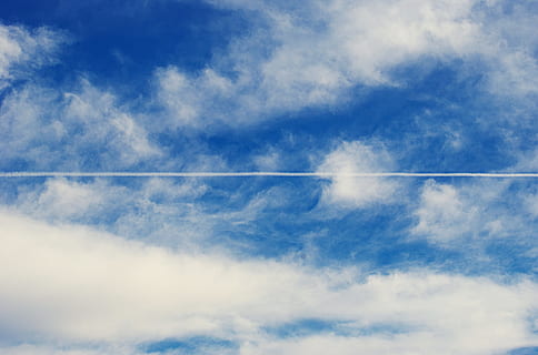 bianca, nuvoloso, soleggiato, blu, cielo, nuvole, sfondo del cielo, nuvole di cielo blu, cielo nuvole, nuvole di cielo, cumulo, cirro, tempo metereologico, offuscato, nuvola - cielo, natura, Cloudscape, scenics - natura, scia di vapore, nessuno, Inquadratura dal basso, bellezza nella natura, sfondi, giorno, all'aperto, Paradiso, la tranquillità, Colore bianco, soffice, scena tranquilla, meteorologia, wispy, direttamente sotto, effetto strutturato, 2K, CC0, dominio pubblico, privo di copyright