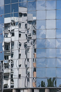 ventanas, reflexión, edificio, cielo, nubes, urbano, arquitectura, espejo, exterior del edificio, estructura construida, día, nadie, al aire libre, gran grupo de objetos, moderno, material de vidrio, nube - cielo, orden, lado a lado, naturaleza, en una fila, metal, repetición, vista de ángulo bajo, 4K, CC0, dominio público, libre de derechos