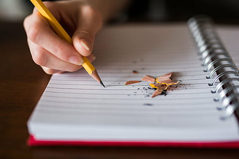 persoană, scris, negru, căptușită, caiet, creion, scrie, şcoală, estompa, umană, hârtie, partea corpului uman, o persoana, mână, în interior, selectiv, creativitate, a închide, artă și sculptură, deținere, cartelă de note, masa, educaţie, copilărie, activitate, descendenți, instrument de scris, rechizite scolare, 5K, CC0, domeniu public, fără drepturi de autor